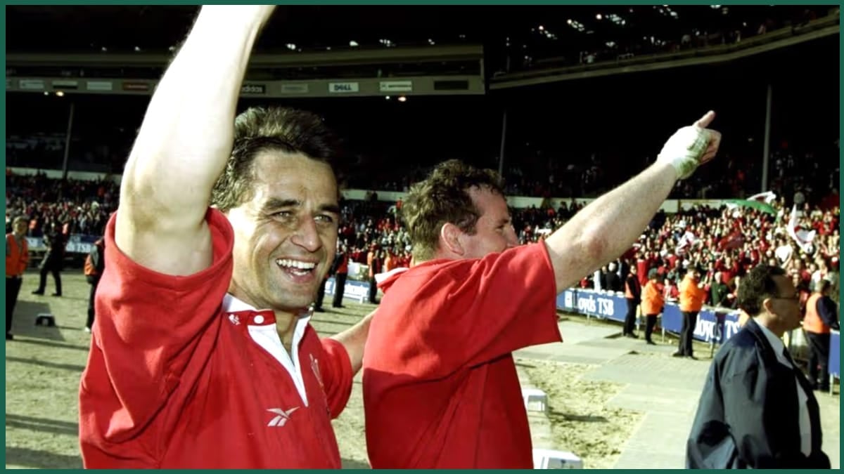 Shane Howarth in the Wales full-back jersey during the 2000 Six Nations