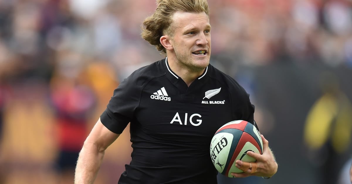 Damian McKenzie running with the ball in an All Blacks jersey