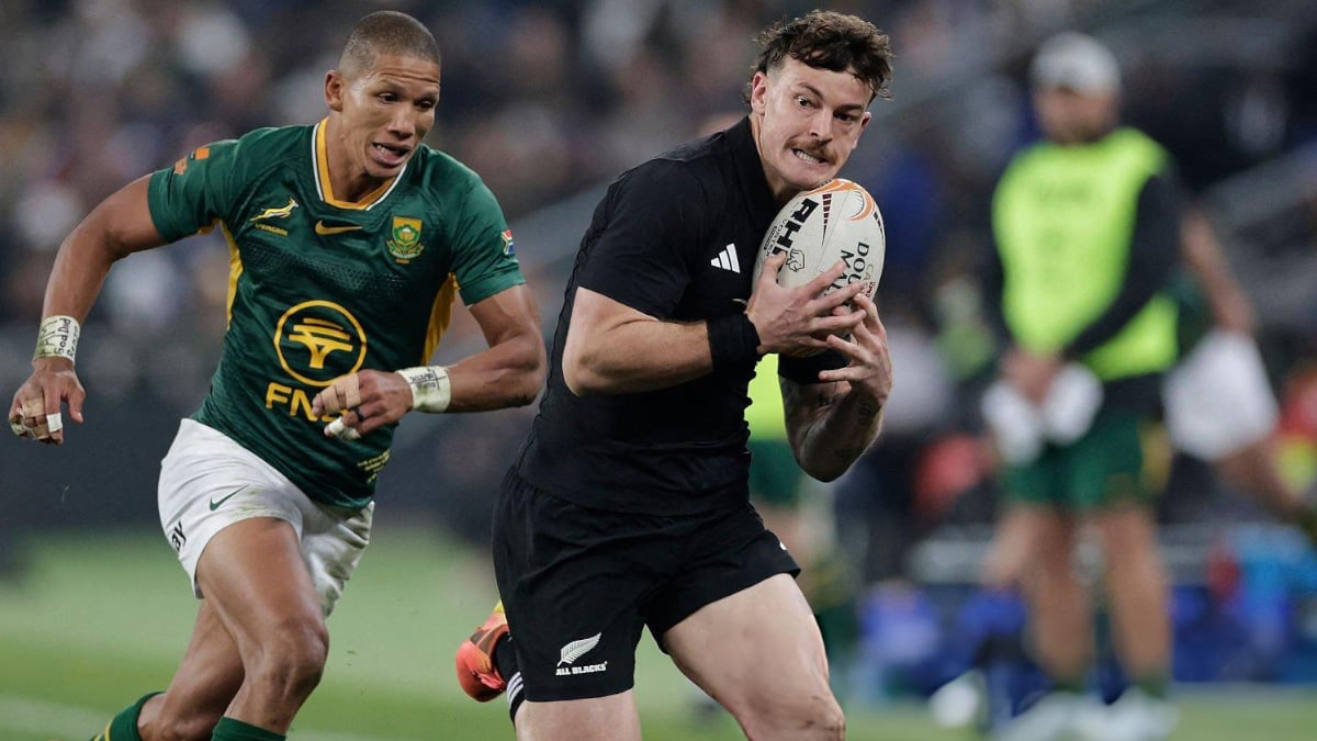 Leroy Carter missed the tackle for Jesse Kriel's try in Soweto. Dave Rennie says his wing was defending high by design, and named the misses nobody clips.